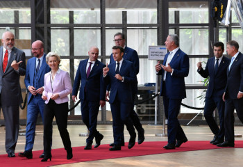 EU hands Ukraine, Moldova candidate status