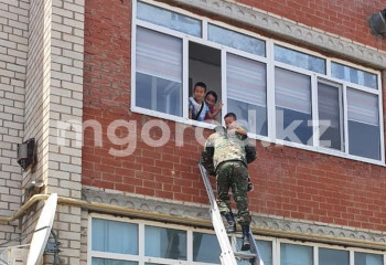 Трое детей остались запертыми в квартире в Атырауской области