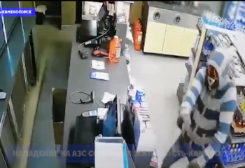 С лже-пистолетом и в маске из «Игры кальмара» мужчина ограбил АЗС в ВКО