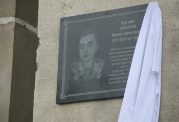 Погибшему при январских событиях солдату установили мемориальную доску в Караганде