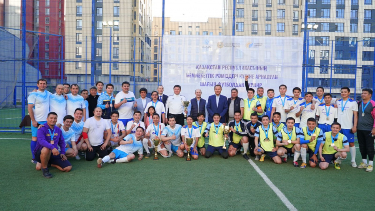Депутаты и госслужащие сыграли в мини-футбол в Нур-Султане