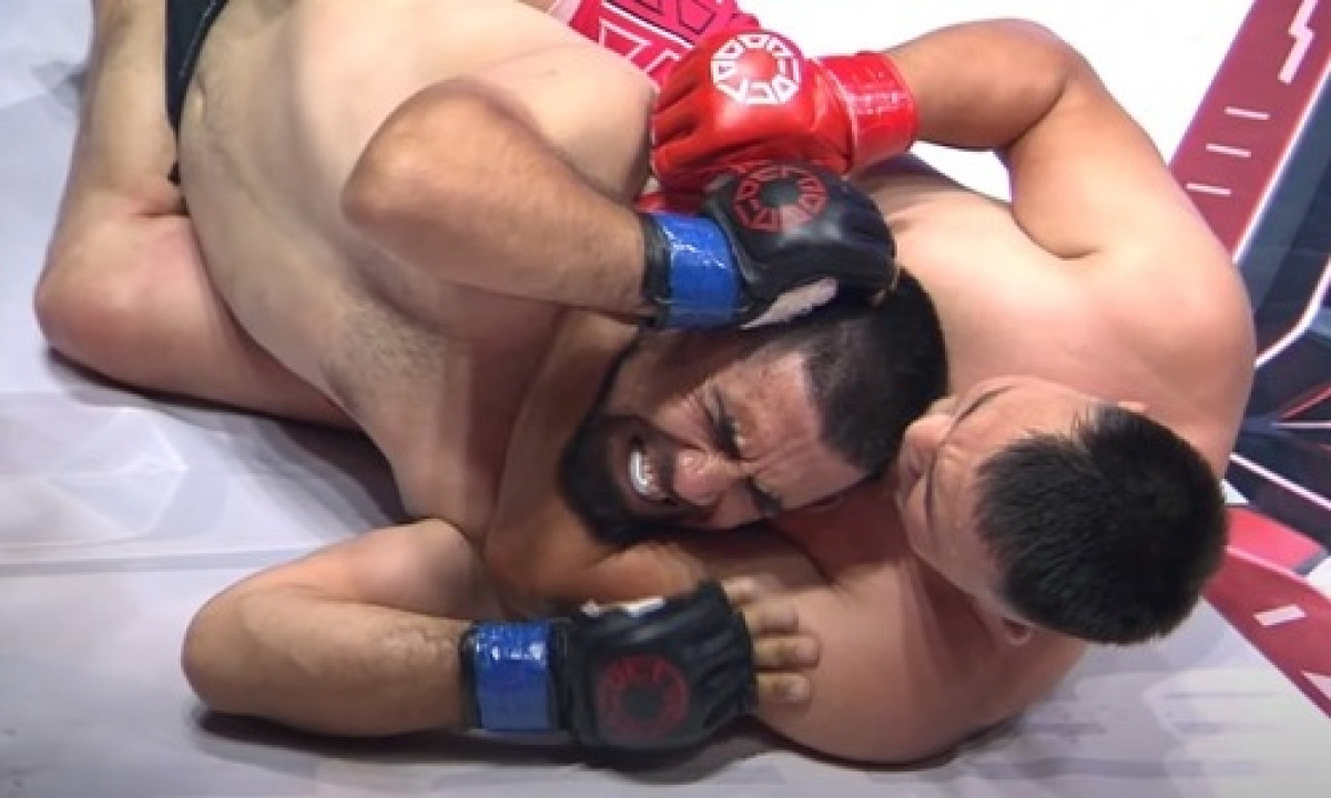 Первый казах в истории UFC за минуту победил бойца из Азербайджана