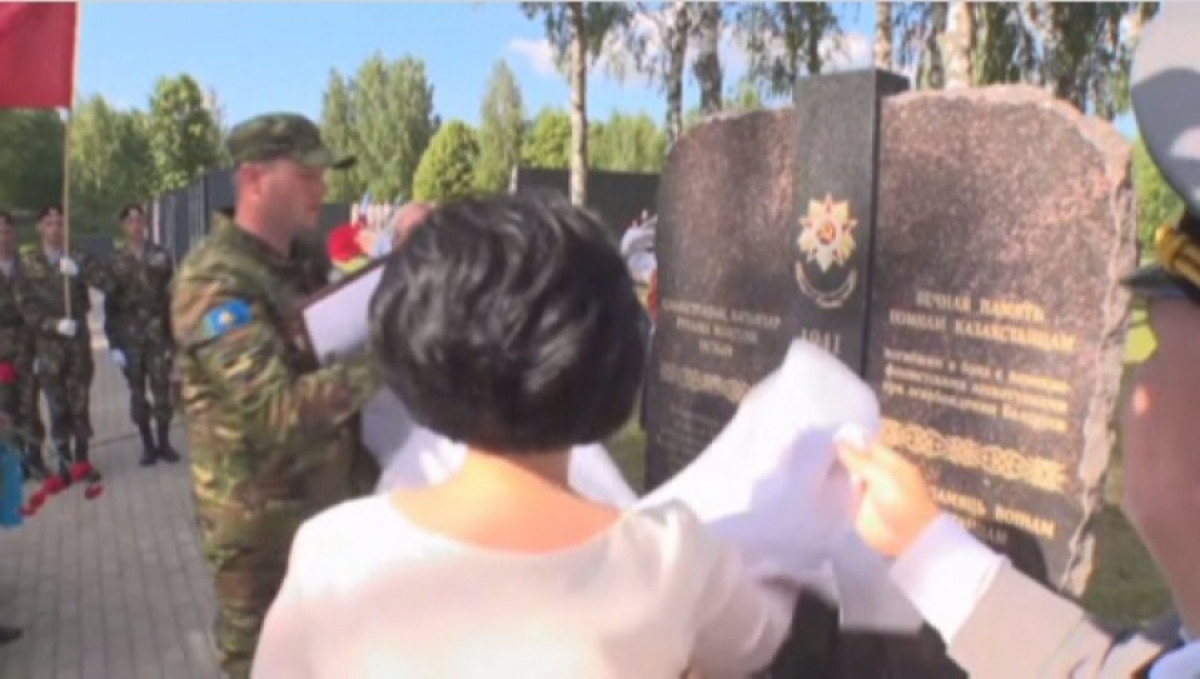 Памятник воинам-казахстанцам установили в Беларуси