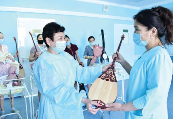 Ақтау перзентханасында жаңа туған сәбилерге домбыра үлестірілді