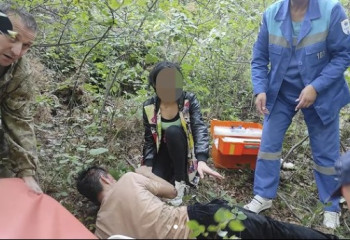 В Бурабае 19-летний парень сорвался с 20-метровой скалы