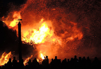 На Алаколе сильный пожар перекинулся на соседнюю базу  отдыха