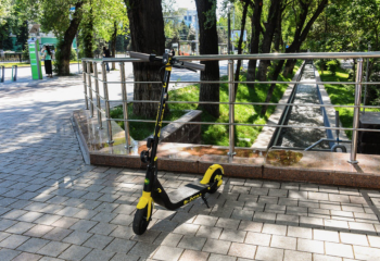 Электросамокат пен мопед жүргізу ережесі бекітіледі