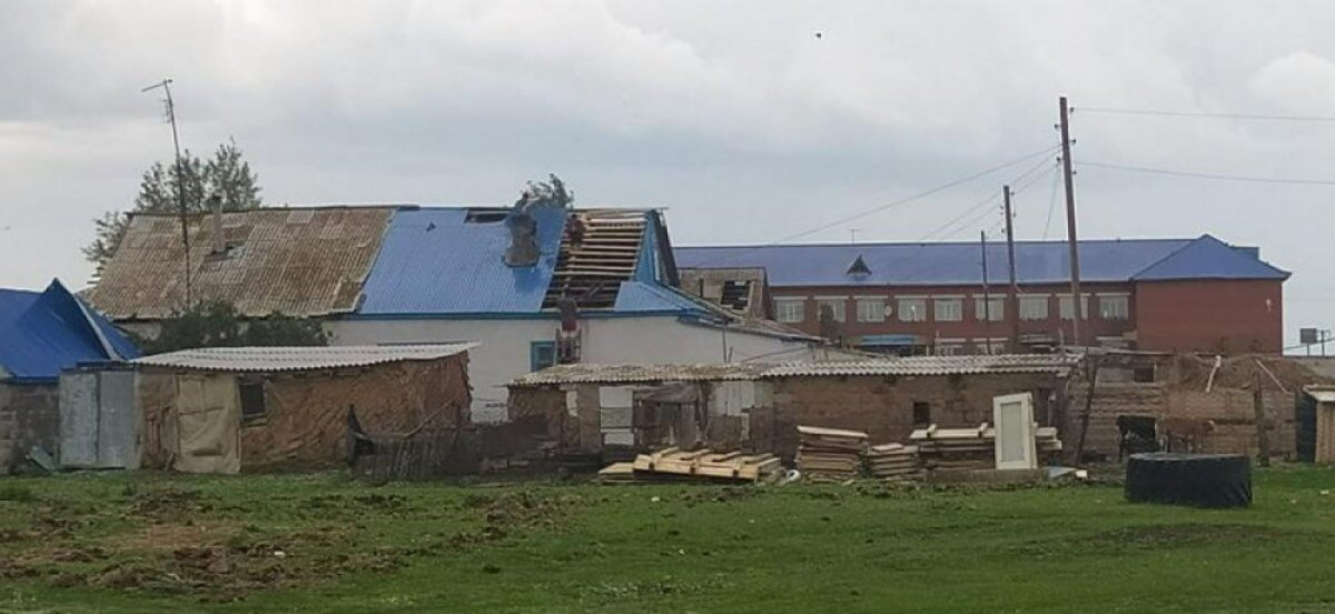 Сильный ветер сорвал крыши домов в Акмолинской области