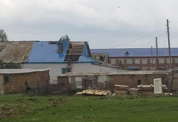 Сильный ветер сорвал крыши домов в Акмолинской области