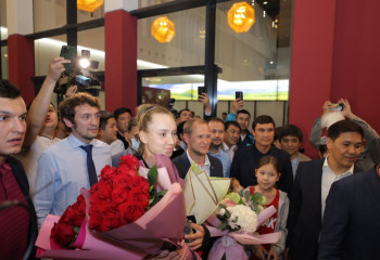 Елену Рыбакину встретили в аэропорту Нур-Султана