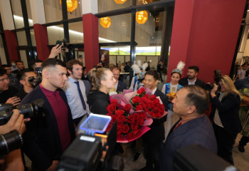 Fans meet Elena Rybakina at airport of Nur-Sultan