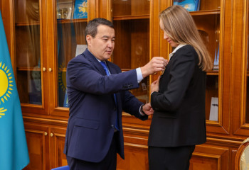 Әлихан Смайылов Елена Рыбакинаға «Достық» орденін табыстады