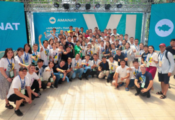 Ералы Тоғжанов «Жастар Рухы» съезіне қатысушылармен кездесті