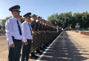 400-ге жуық сарбаз ант берді