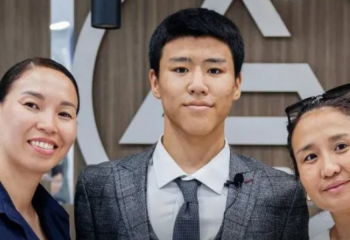 Выпускнику школы, спасшему ребенка от падения из окна подарили квартиру в Нур-Султане