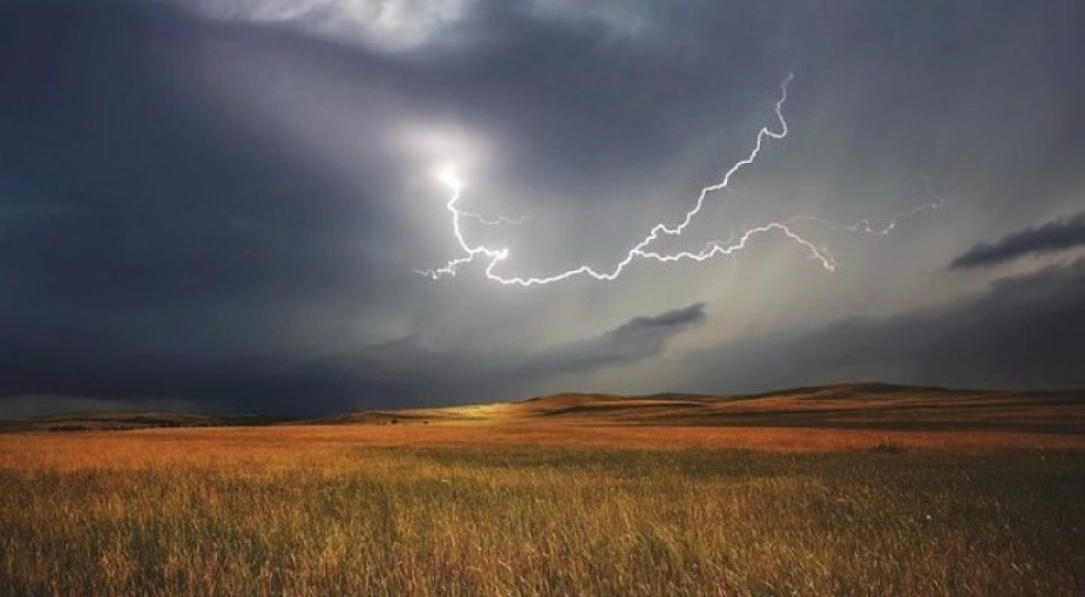 Из-за грозы и сильной жары объявлено штормовое предупреждение на большей части Казахстана