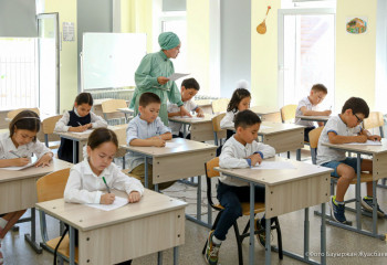 Бaлaғa бipнeшe тiлдi мәжбүpлeп үйpeтудiң қaжeтi жoқ – peceйлiк ғaлымдap