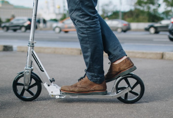 Электросамокатам запретят ездить по паркам и пешеходным улицам в Алматы