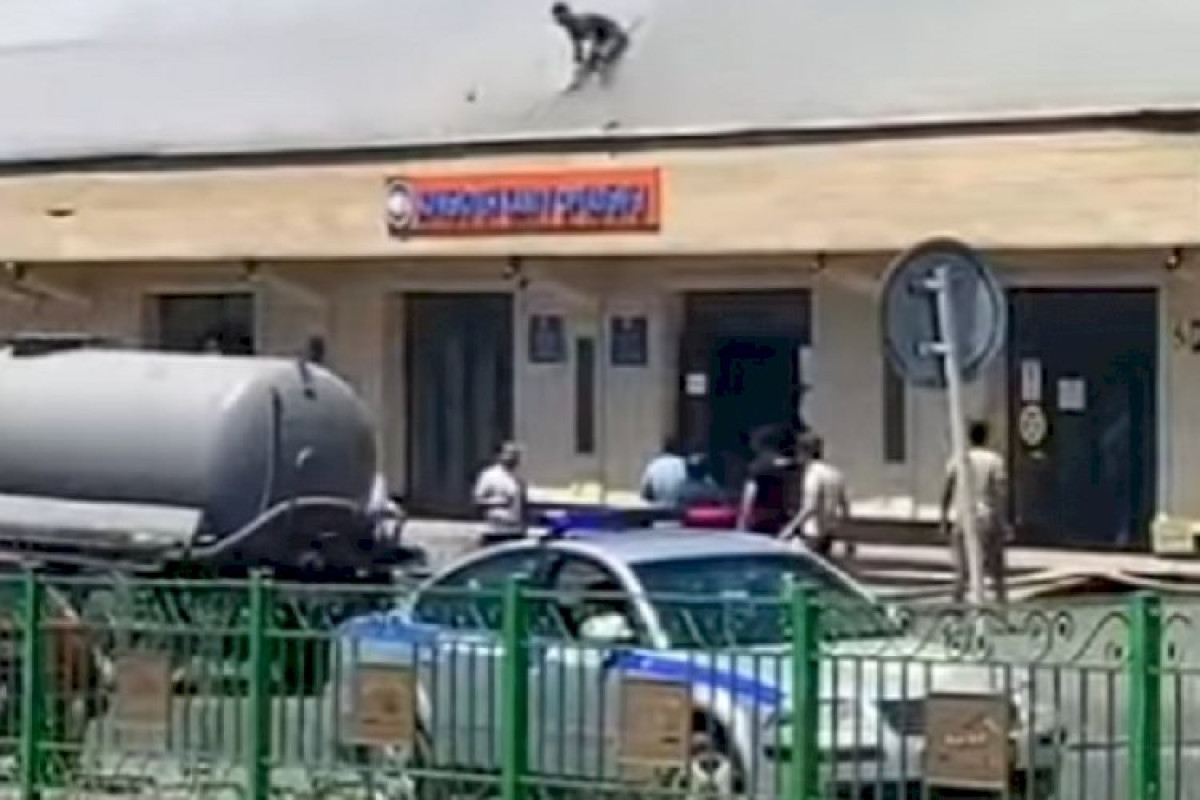 Государственный флаг вытащили из горящего здания в Туркестанской области