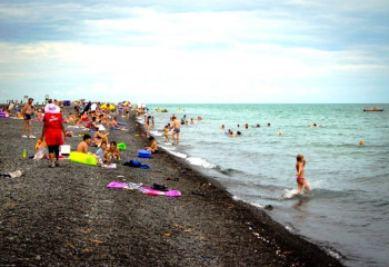 На Алаколе мужчину унесло на надувном матрасе