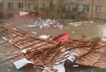 Ақтөбеде қатты жел бірнеше ғимараттың шатырын ұшырды
