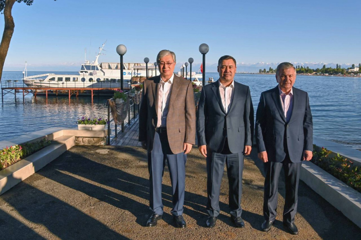 Президенты Казахстана, Узбекистана и Кыргызстана прокатились на теплоходе по Иссык-Кулю