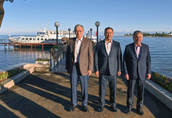 Президенты Казахстана, Узбекистана и Кыргызстана прокатились на теплоходе по Иссык-Кулю