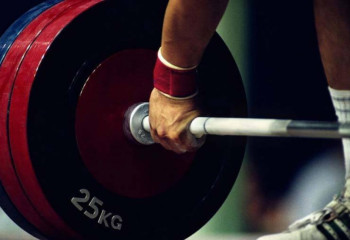 Едіге Емберді серпе көтеруде Азияның жастар арасындағы жаңа рекордын орнатты