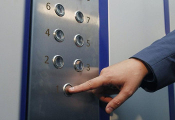 Из-за технической неисправности лифт врезался в крышу здания в Алматы 