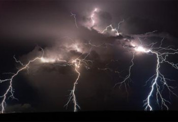 Штормовое предупреждение объявлено в 13 регионах  