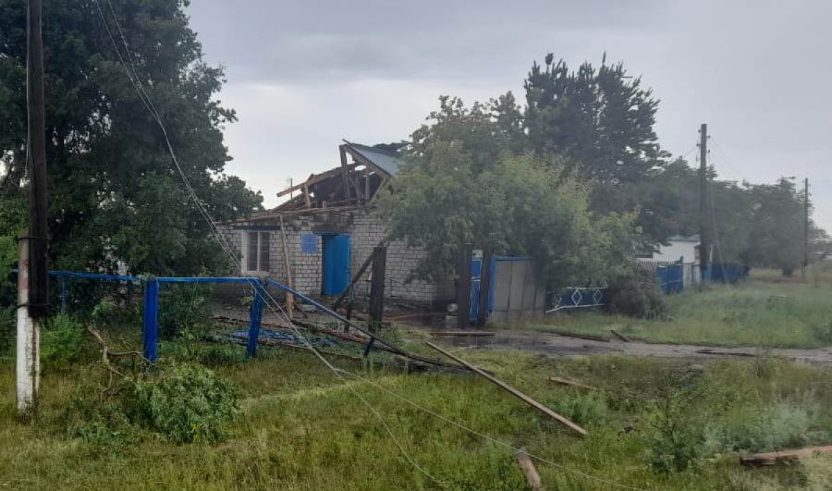 Крыши школы и медпункта снес ветер в Павлодарской области