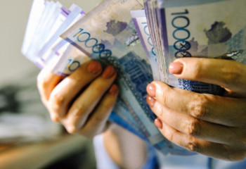 Алаяқ әйел алматылықтарды 300 млн теңгеге алдады