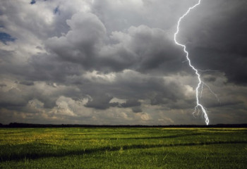 Штормовое предупреждение объявлено в 11 регионах 