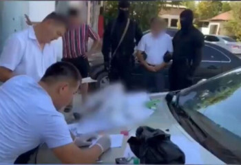 Начальник отдела в Туркестанской области требовал миллион тенге со своего подчиненного