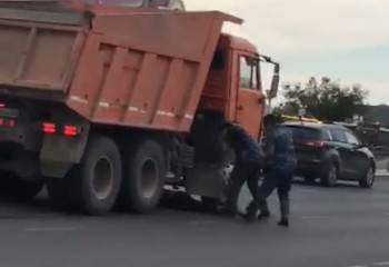 В Атырау мужчина сначала ударил себя ножом, а затем бросился под 