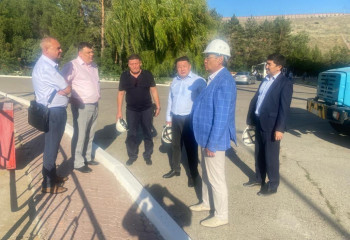 Сенатор Ақылбек Күрішбаев Конаев қаласының бірқатар кәсіпорындарын аралады