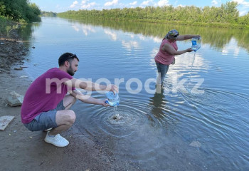 С каждого по пять литров: Урал наполнили водой местные жители