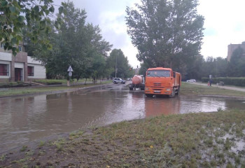 В Степногорске затопило рынок и поликлинику