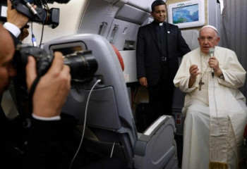 Папа Римский не исключил своего ухода на пенсию и рассказал о поездке в Казахстан