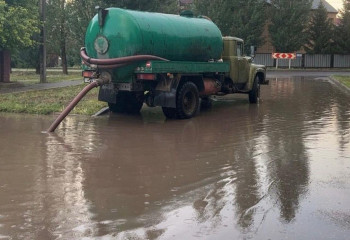 50 спецмашин откачивают затопленные после дождя улицы Нур-Султана