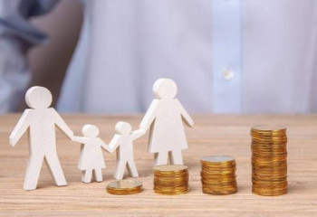 На 9 процентов выросли пособия для семей с детьми с начала года