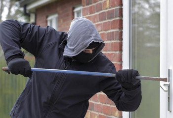 Житель ВКО украл 3,5 миллиона тенге из сейфа пенсионера