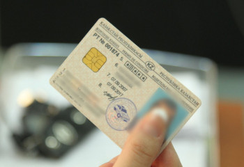 Жүргізуші куәлігін алып беремін деп тұрғындарды алдаған алматылық қыз ұсталды