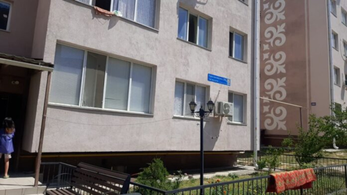 2-летний ребенок выпал из окна многоэтажки в Шымкенте