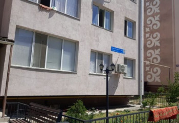 2-летний ребенок выпал из окна многоэтажки в Шымкенте