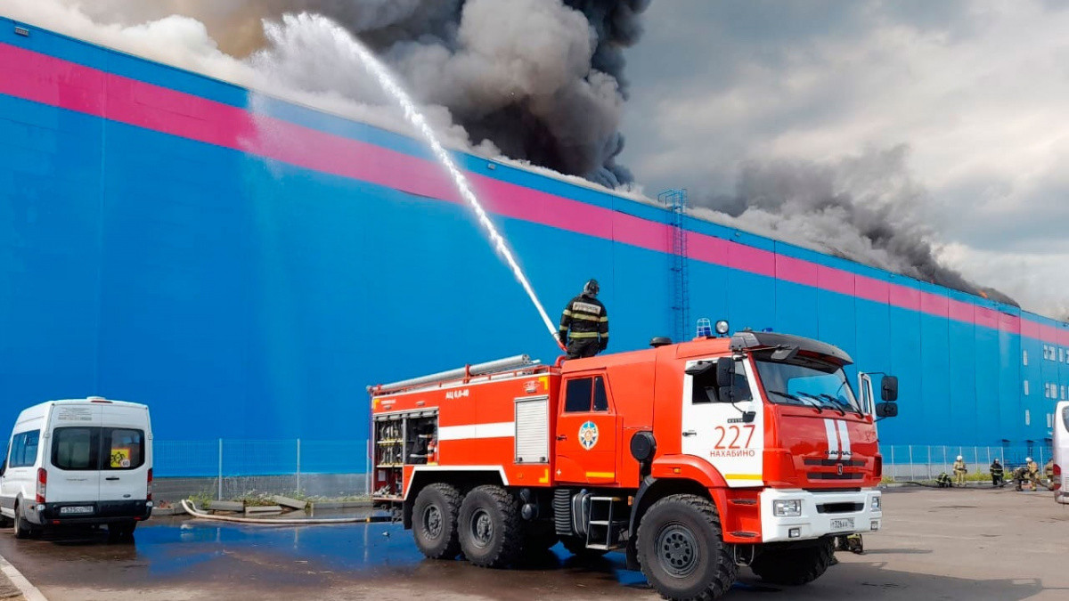 В России горит крупнейший склад известного маркетплейса