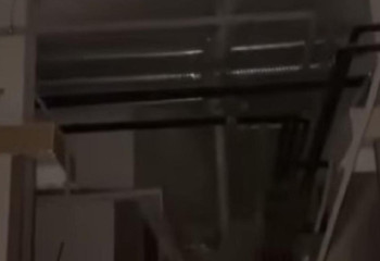 Потолок обрушился в подъезде столичной новостройки комфорт-класса