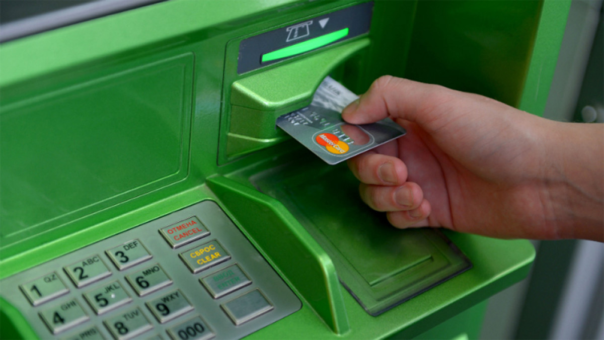 Казахстанцы стали меньше снимать деньги в банкоматах