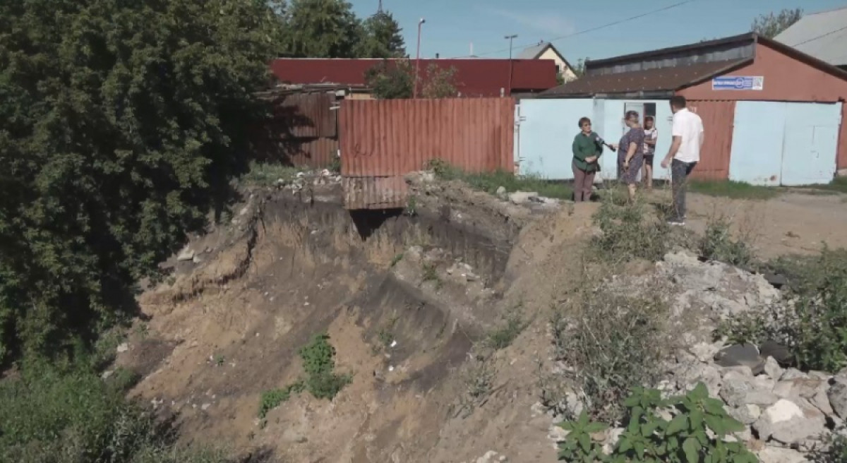 Берег реки Есиль обрушается в Петропавловске 