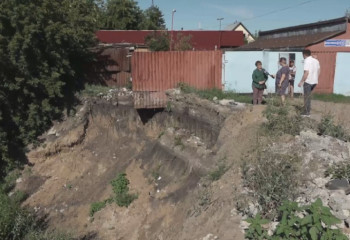 Берег реки Есиль обрушается в Петропавловске 